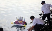 Lễ dâng hương, thả hoa đăng tưởng niệm các Liệt sĩ tại đảo Gạc Ma