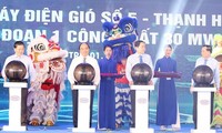 Chủ tịch nước Nguyễn Xuân Phúc dự Lễ khánh thành Nhà máy điện gió số 5 Thạnh Hải ở tỉnh Bến Tre