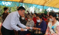 Thành phố Hồ Chí Minh trao quà cho người Việt gặp khó khăn tại tỉnh Kampong Chhnang