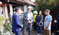 Các đại sứ trải nghiệm Tết Việt Nam tại Làng cổ Đường Lâm (Hà Nội)