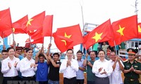 Chủ tịch nước Võ Văn Thưởng dự lễ chào cờ tại huyện đảo Phú Quý