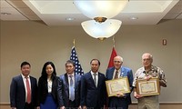 Trao “Kỷ niệm chương vì Hòa bình, Hữu nghị giữa các dân tộc” cho 3 người bạn Mỹ