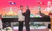 Lào trao tặng Huy chương Hữu nghị cho Tổng Lãnh sự Việt Nam tại Pakse