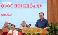 Chủ tịch Quốc hội Vương Đình Huệ tiếp xúc cử tri tại TP Hải Phòng