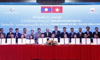 Hà Nội - Vientiane ký nhiều biên bản hợp tác tăng cường giao thương