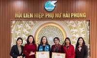 Hội Liên hiệp phụ nữ Hải Phòng tặng bằng khen cho cá nhân kiều bào đóng góp vào chương trình “Mẹ đỡ đầu”