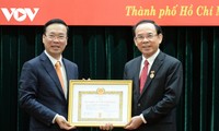 Chủ tịch nước trao Huy hiệu 45 năm tuổi Đảng tặng Bí thư Thành ủy TPHCM Nguyễn Văn Nên