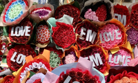 Sôi động thị trường hoa, quà tặng cho ngày Valentine