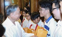 Chủ tịch nước Tô Lâm gặp mặt các thanh thiếu niên tiêu biểu là con, cháu trong lực lượng công an nhân dân
