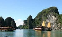 Teluk Halong Vietnam adalah salah satu diantara lima sorga tropis di Asia
