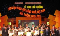 Upacara penyampaian penghargaan kreasi ilmu teknologi VN dan WIPO tahun 2011
