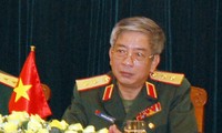 Letnan Jenderal Nguyen Chi Vinh menerima rombongan Institut Penelitian Pertahanan Kerajaan Inggris