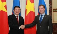 Presiden Truong Tan Sang melakukan pembicaraan dengan PM Dmitry Medvedev