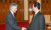 PM Nguyen Tan Dung menerima Menteri Pertahanan Australia Stephen Smith