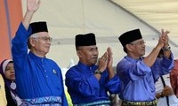 Pemilihan umum Malaysia : pasukan keamanan melakukan pemugutan suara lebih awal