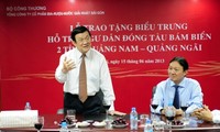 Presiden Vietnam menghadiri upacara penyampaian uang VND 12 miliar untuk membantu kaum nelayan