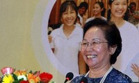 Wakil Presiden Nguyen Thi Doan melakukan dialog kepada anak-anak