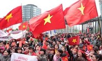 Orang Vietnam di Jerman melakukan pawai memprotes Tiongkok