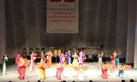 Mengakhiri “Hari-hari kebudayaan Vietnam di Federasi Rusia”.
