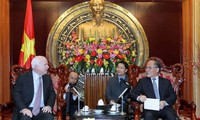 Ketua MN Nguyen Sinh Hung menerima Senator AS, John McCain