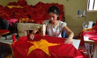 Satu keluarga orang Vietnam yang menjahit Bendera Nasional selama 70 tahun ini
