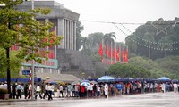 Ratusan ribu  penduduk berziarah kepada Mousolium Presiden Ho Chi Minh