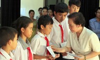Wakil Presiden Nguyen Thi Doan menyambut Festival Pertengahan Musim Gugur dengan anak-anak propinsi Ninh Binh