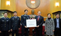Memberikan VND 1,3 miliar kepada Markas Komando Polisi Laut dan pasukan patroli perikanan Vietnam