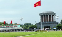 Ribuan orang berziarah kepada Mousolium Presiden Ho Chi Minh pada awal tahun baru