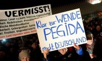 Puluhan ribu orang menghadiri konser di  udara luar untuk mengutuk gerakan PEGIDA di Jerman