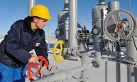 Ukraina membayar 15 juta USD uang muka pembelian gas bakar kepada Rusia