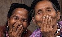 Senyuman orang Vietnam di  lensa fotografer asing