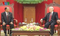 Sekjen Nguyen Phu trong menerima Ketua Parlemen Kamboja, Samdech Heng Samrin