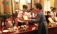 Wapres Nguyen Thi Doan menemui anak-anak yang menjumpai kesulitan berat seluruh negeri
