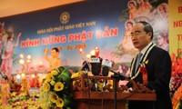 Ketua Pengurus Besar Front Tanah Air Vietnam mengucapkan selamat kepada para kemuka agama dan umat Buddhis Mazhab Hoa Hao