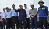Presiden Vietnam Truong Tan Sang mengunjungi dan memeriksa pekerjaan mengatasi akibat hujan dan banjir di propinsi Quang Ninh