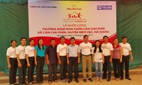 Membantu pelajar etnis minoritas di Daerah Dataran Tinggi Dong Van bersekolah