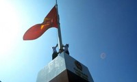 Meresmikan tiang bendera nasional di pulau Tran, propinsi Quang Ninh