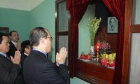 Ketua Pengurus Besar Front Tanah Air Vietnam membakar hio mengenangkan Presiden Ho Chi Minh