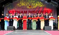 Deputi PM Vu Van Ninh menggunting pita meresmikan Festival menemukan Vietnam tahun 2015 di Inggris