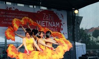 Komunitas orang Vietnam menghadiri Festival multi-budaya pertama di Republik Czech