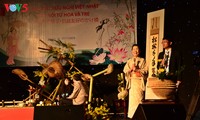 Jembatan persahabatan Vietnam-Jepang yang dikaitkan dengan bunga dan bambu