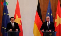Presiden Truong Tan Sang dan Presiden Jerman, Joachim Gauck melakukan jumpa pers 