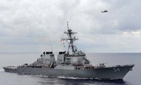 Kapal destroyer AS datang dekat pulau Tri Ton dari kepulauan Hoang Sa