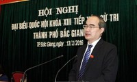 Ketua Pengurus Besar Front Tanah Air Vietnam, Nguyen Thien Nhan melakukan kontak dengan pemilih propinsi Bac Giang