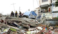 Presiden Ekuador, Rafael Correa melakukan inspeksi di kawasan yang terkena dampak gempa bumi