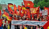 Demonstrasi di Federasi Jerman untuk menentang tindakan Tiongkok di Laut Timur