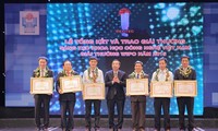 Menyampaikan Hadiah Kreativitas  sains teknologi Vietnam tahun 2015