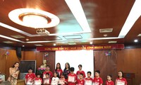 VOV5 mengadakan upacara penyampaian bingkisan kepada anak-anak sehubungan dengan Hari Anak-Anak Internasional 2016