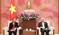 Wakil Ketua MN Uong Chu Luu menerima Menteri Hukum Laos , Saysi Santivong